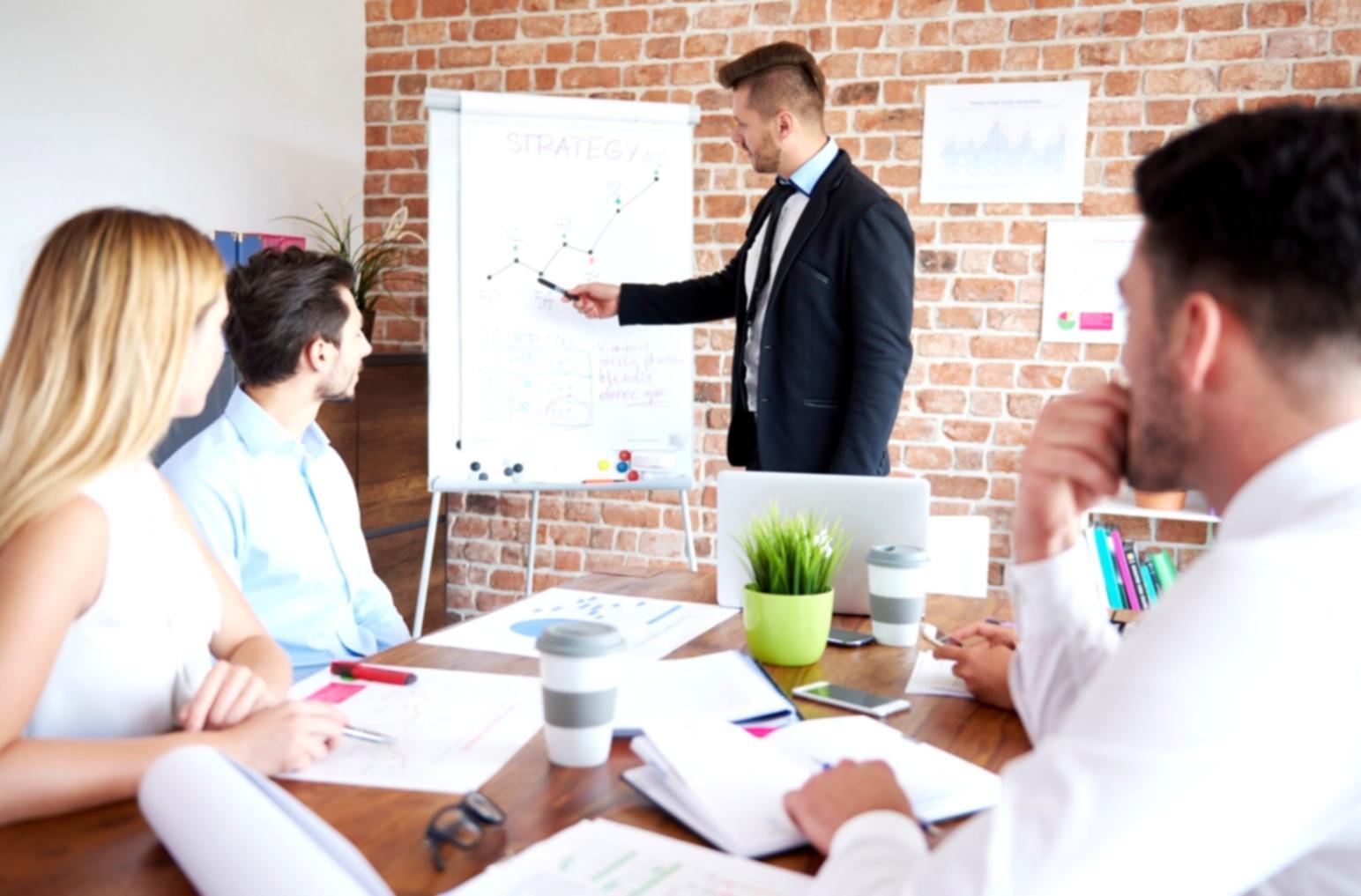 Estudiante revisando materiales de análisis financiero en diferentes formatos